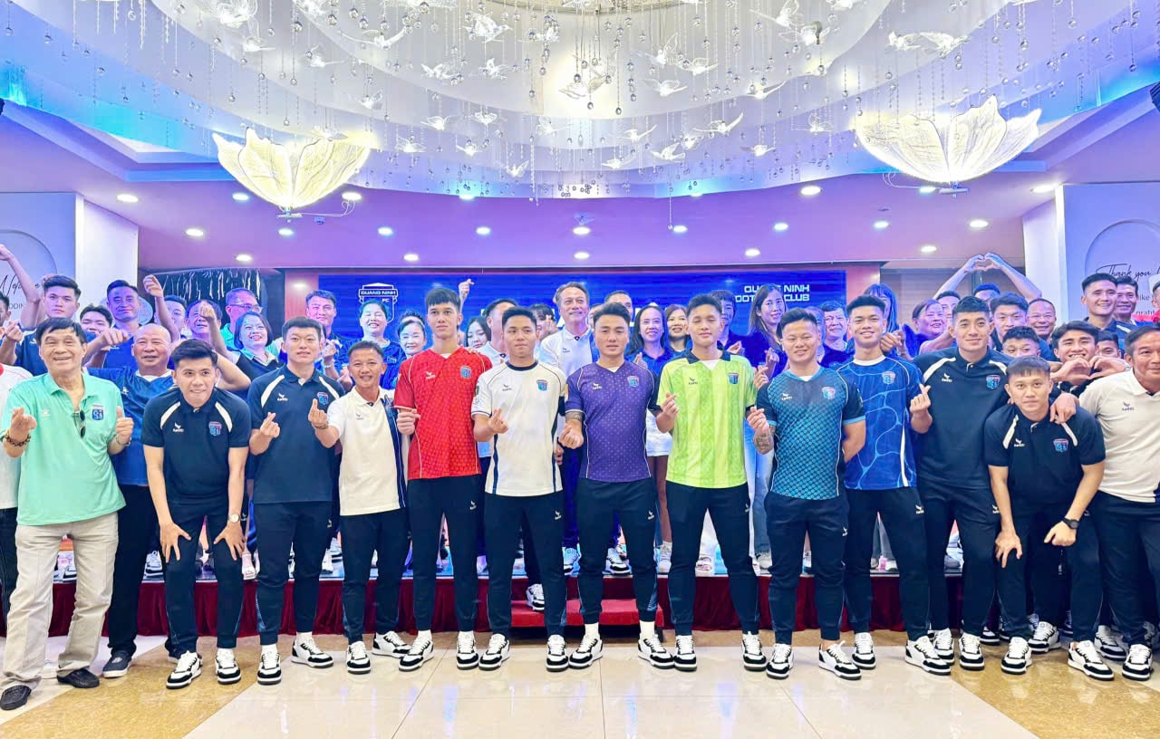 doi-bong-da-tre-quang-ninh-truoc-gio-xuat-quan.jpg
