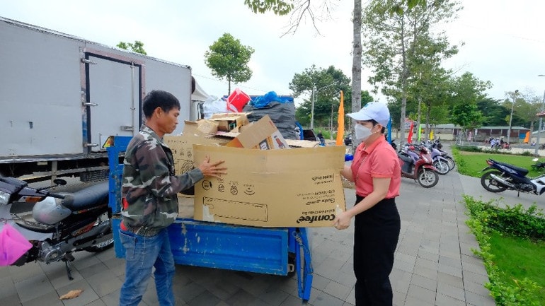 Người dân Bình Phước mang chất thải rắn sinh hoạt có thể tái chế đến nhận quà từ Ban tổ chức tại buổi lễ phát động.