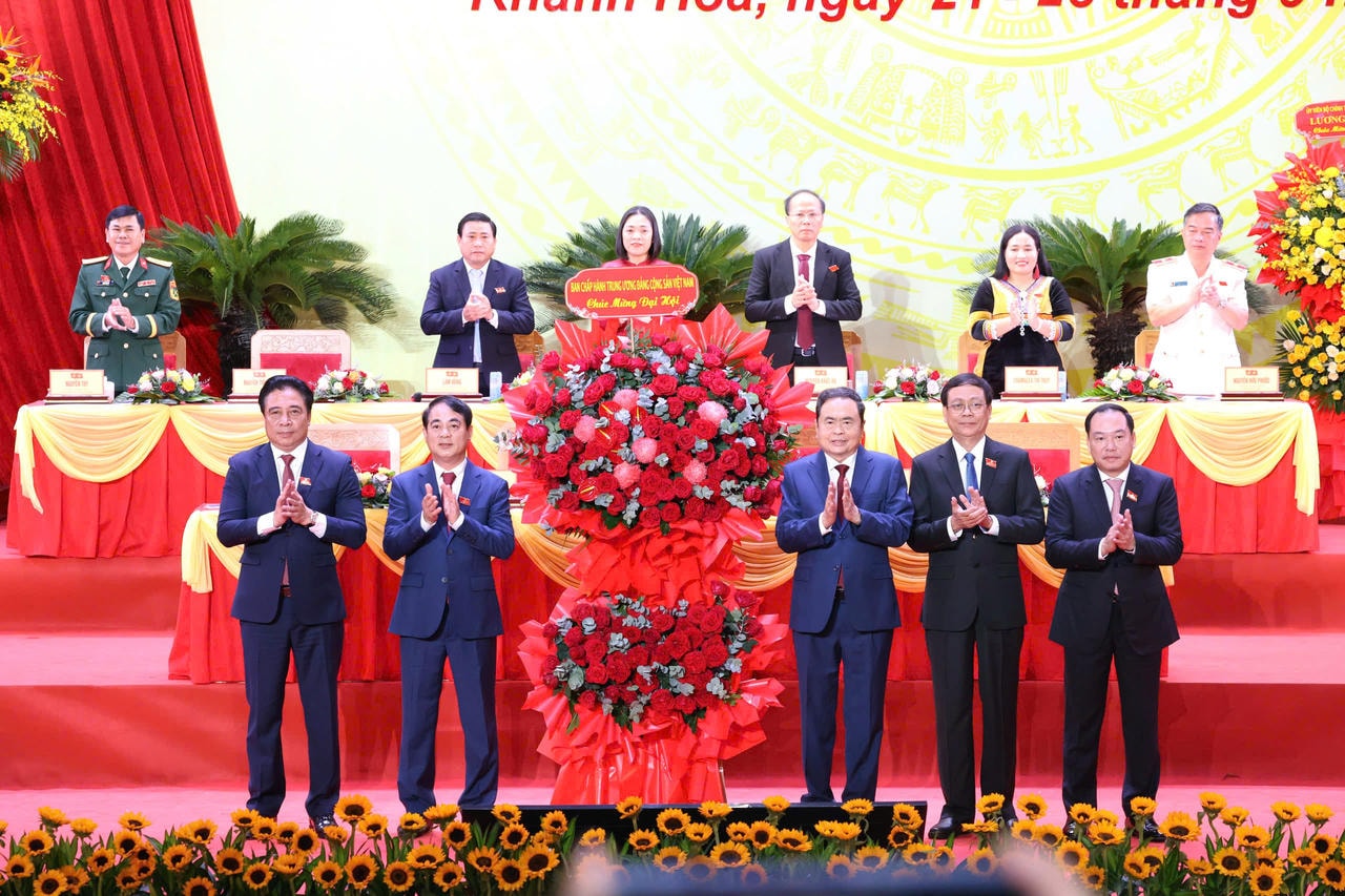 Chủ tịch Quốc hội Trần Thanh Mẫn thay mặt lãnh đạo Đảng, Nhà nước trao tặng lẵng hoa tươi thắm của Ban Chấp hành Trung ương Đảng cộng sản Việt Nam chúc mừng Đại hội.