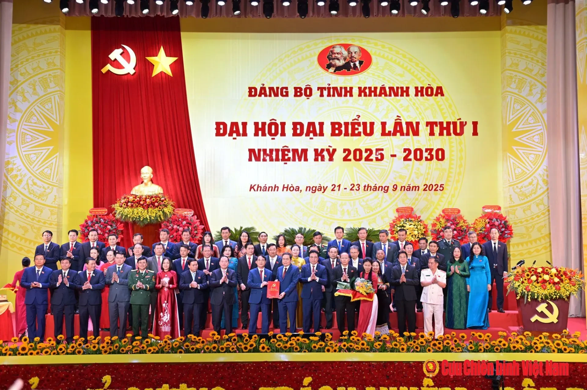 Đồng chí Trần Thanh Mẫn, Ủy viên Bộ Chính trị, Chủ tịch Quốc hội trao Quyết định và tặng hoa chúc mừng Ban Chấp hành Đảng bộ tỉnh Khánh Hòa nhiệm kỳ 2025 - 2030