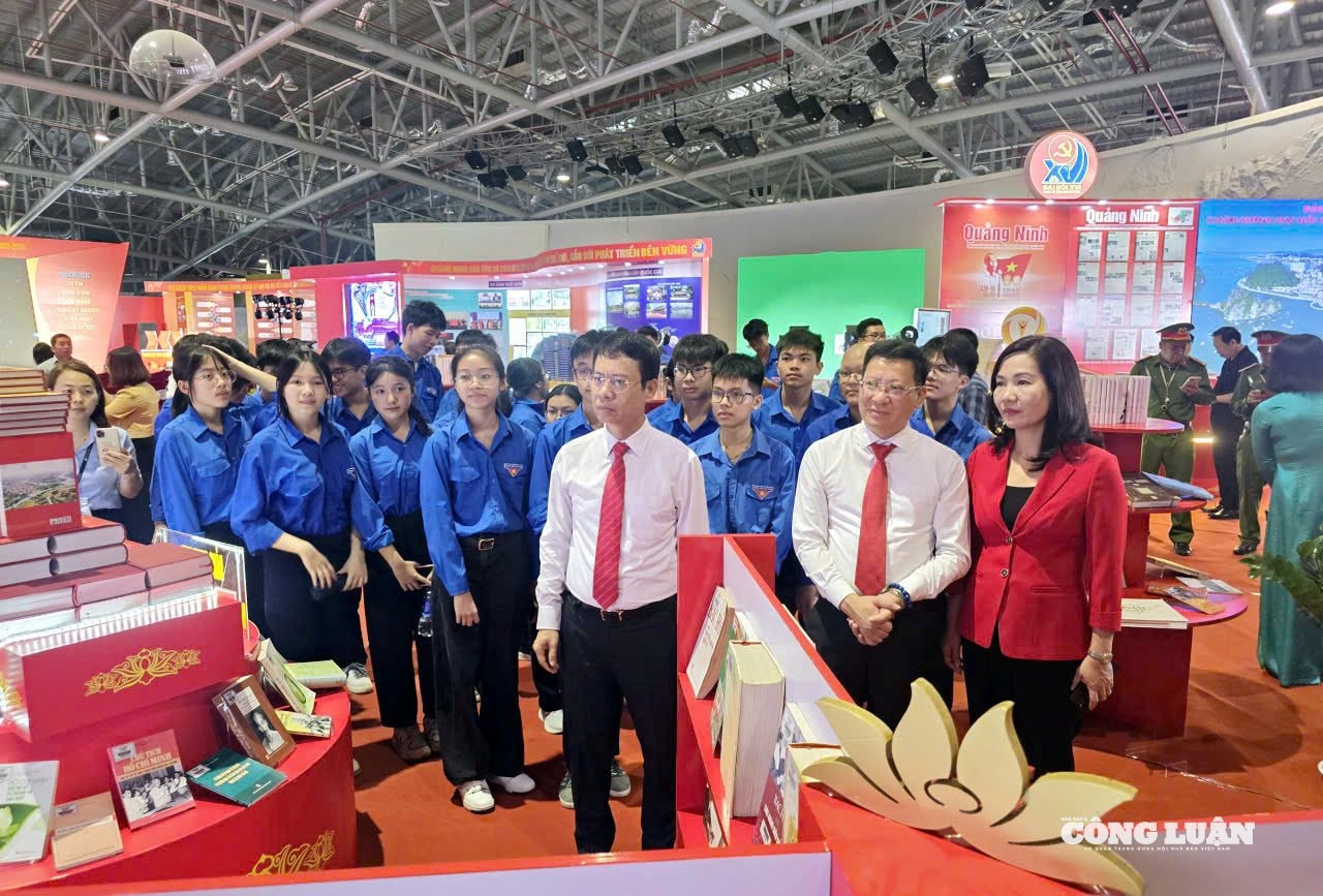 anh-6-quang-ninh-trung-bay-sach-bao-lich-su.jpg