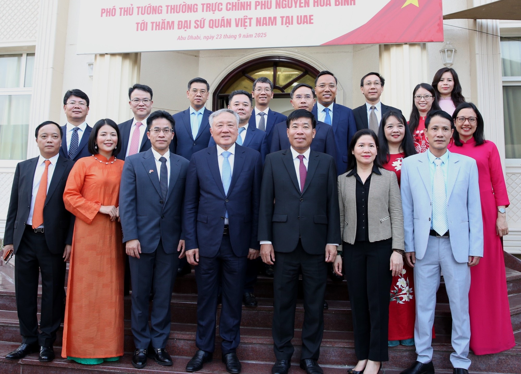 Phó Thủ tướng Thường trực Chính phủ Nguyễn Hòa Bình thăm Đại sứ quán Việt Nam tại UAE- Ảnh 2.