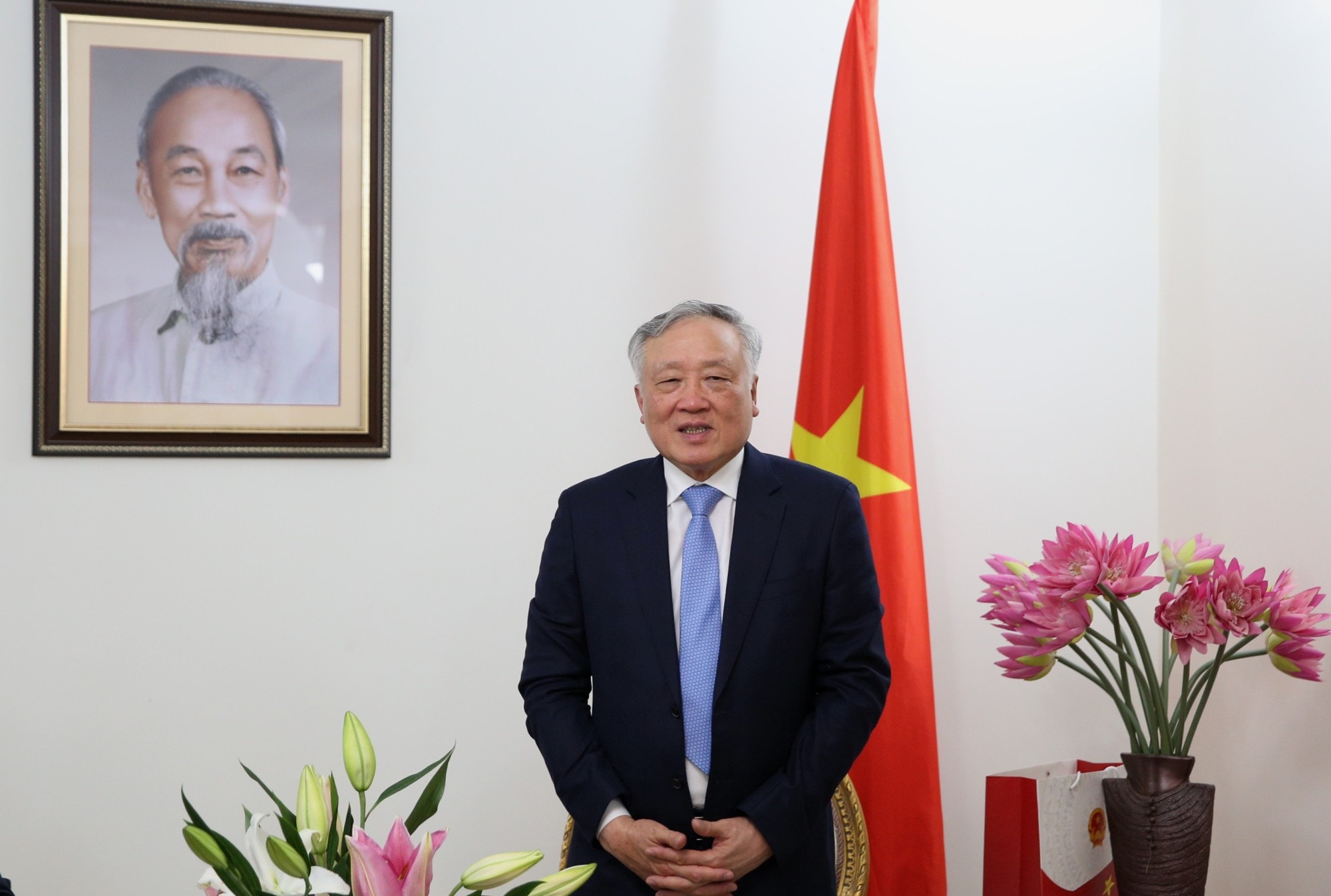 Phó Thủ tướng Thường trực Chính phủ Nguyễn Hòa Bình thăm Đại sứ quán Việt Nam tại UAE- Ảnh 1.