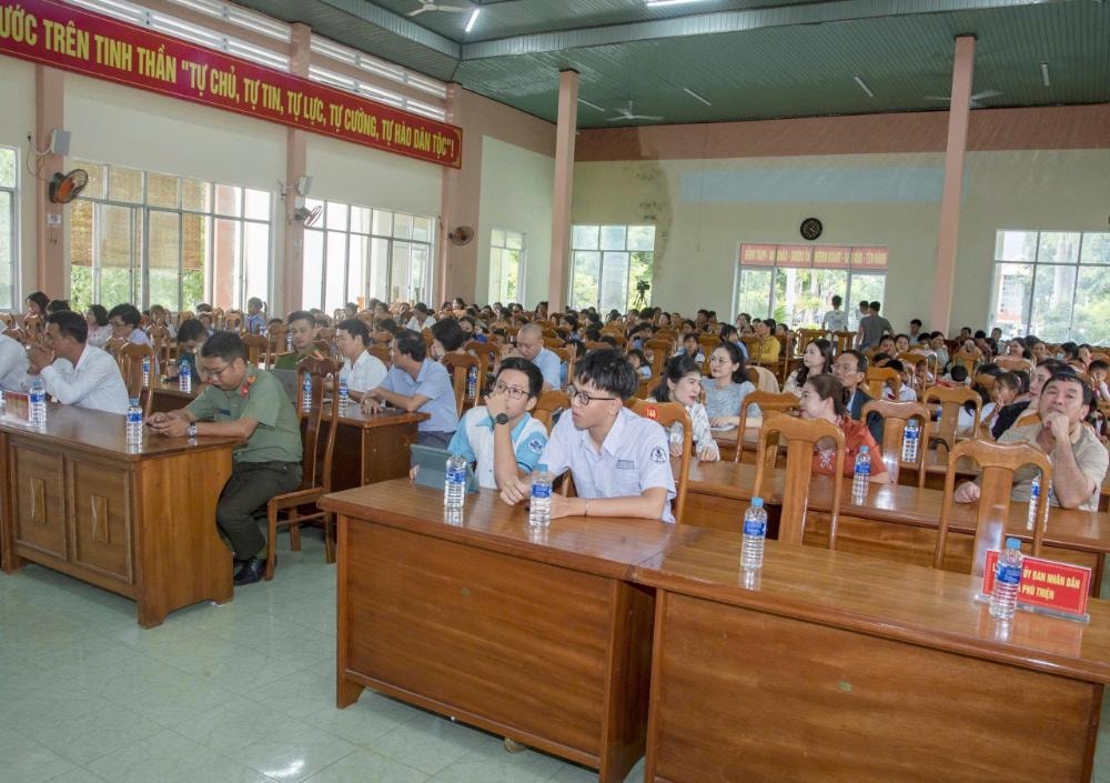 01-anh-dai-bieu-hoc-sinh-tham-du-tai-hoi-truong-ubnd-xa-ia-pa.jpg