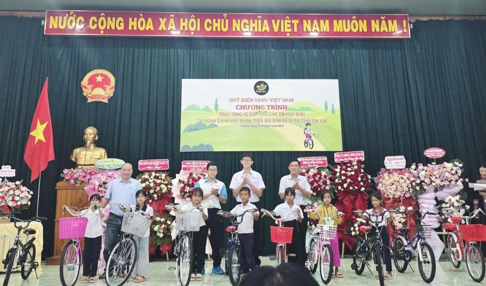 02-anh-ban-nguyen-phu-vinh-pho-chu-tich-quy-kien-vang-viet-nam-thu-2-tu-phai-sang-chia-se-1.jpg