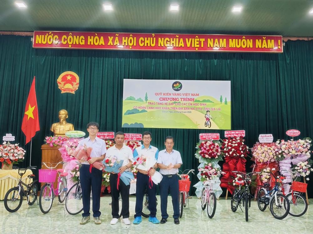 03-anh-dai-dien-lanh-dao-ubnd-xa-ia-pa-tang-hoa-cam-on-cac-dai-dien-quy-kien-vang-viet-nam-1.jpg