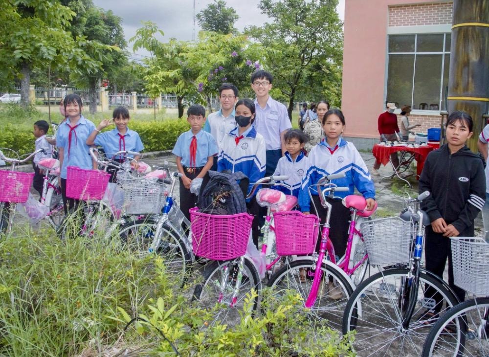 06-anh-cac-hoc-sinh-co-hoan-canh-kho-khan-nhan-xe-dap-1-1.jpg