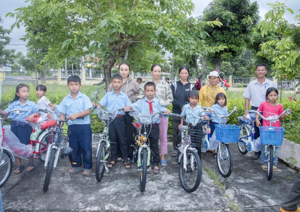 07-anh-cac-hoc-sinh-co-hoan-canh-kho-khan-nhan-xe-dap-1-1.jpg