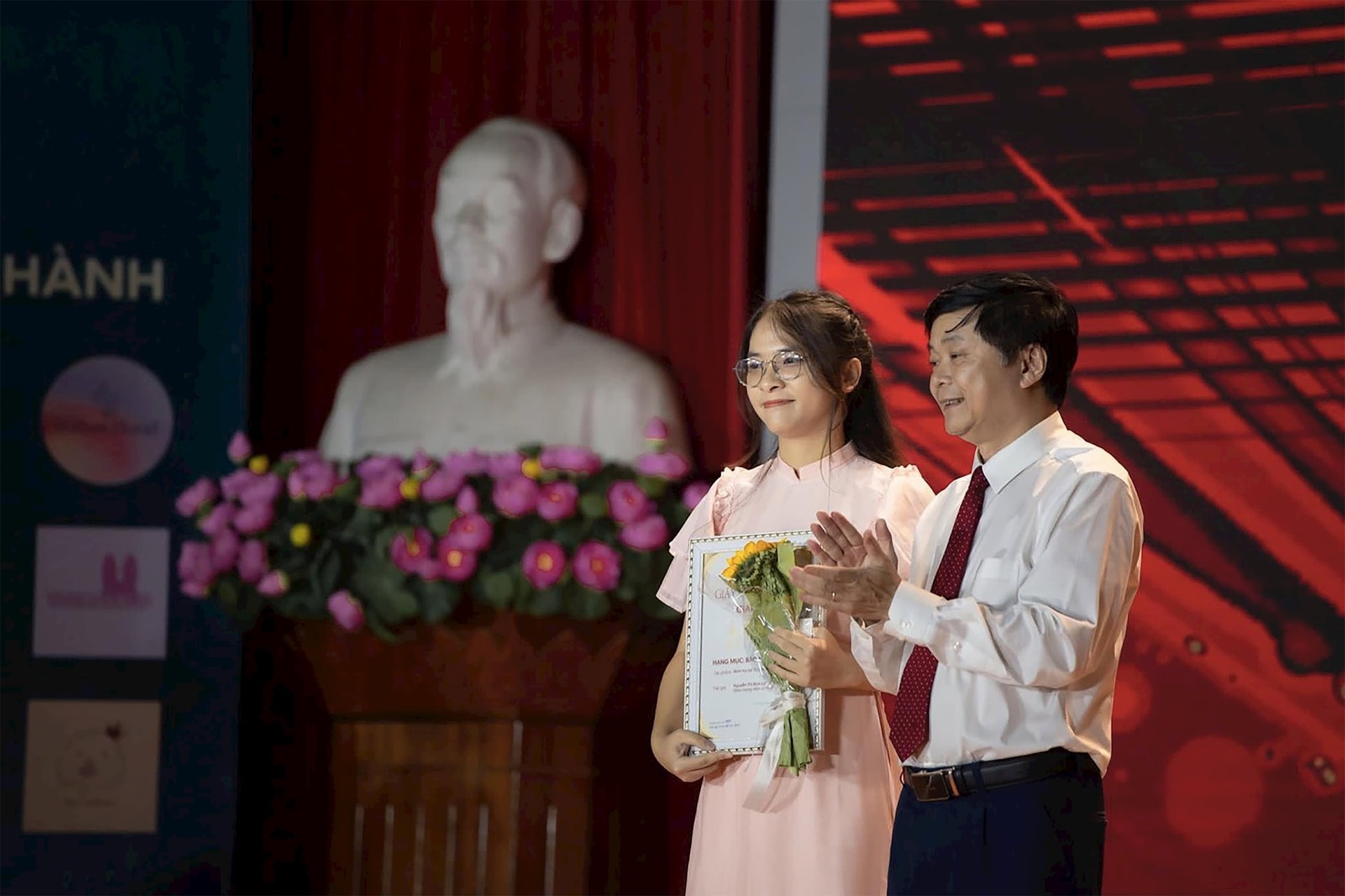 Bich Loc ?a tham gi a một số cuộc thi báo chí và nhận được các giải thưởng