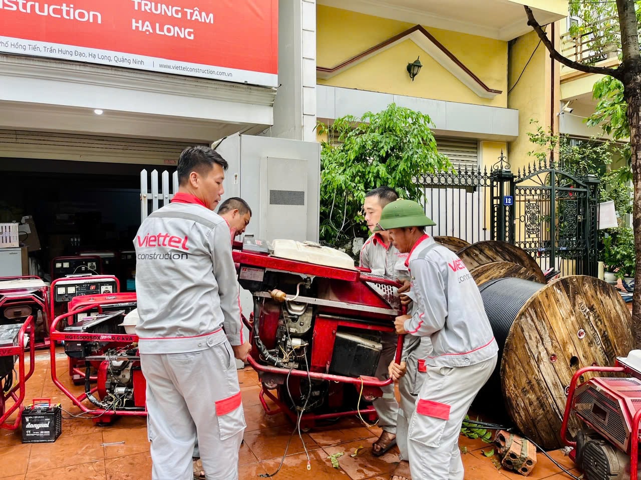 Doi ngu ky thuat Viettel chuan bi thiet bi, vat tu ung cuu bao so 9