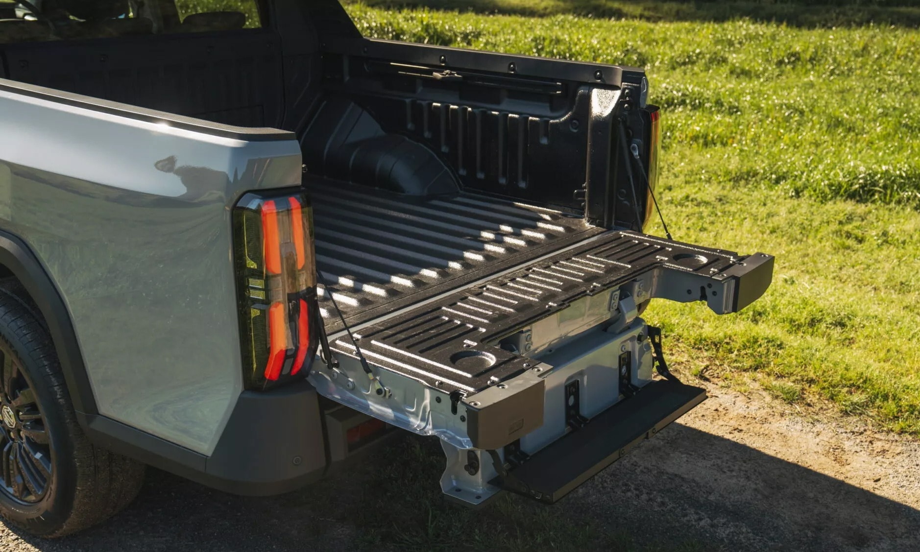 Cửa hậu thùng xe trang bị bậc lên xuống - Ảnh: MG