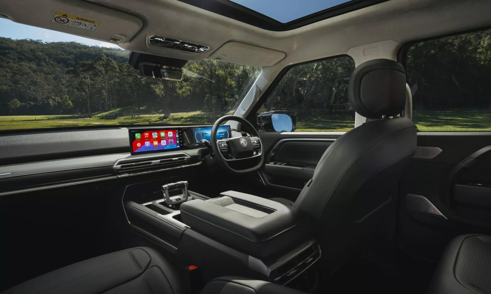 Khoang lái thiết kế phong cách cabin máy bay - Ảnh: MG