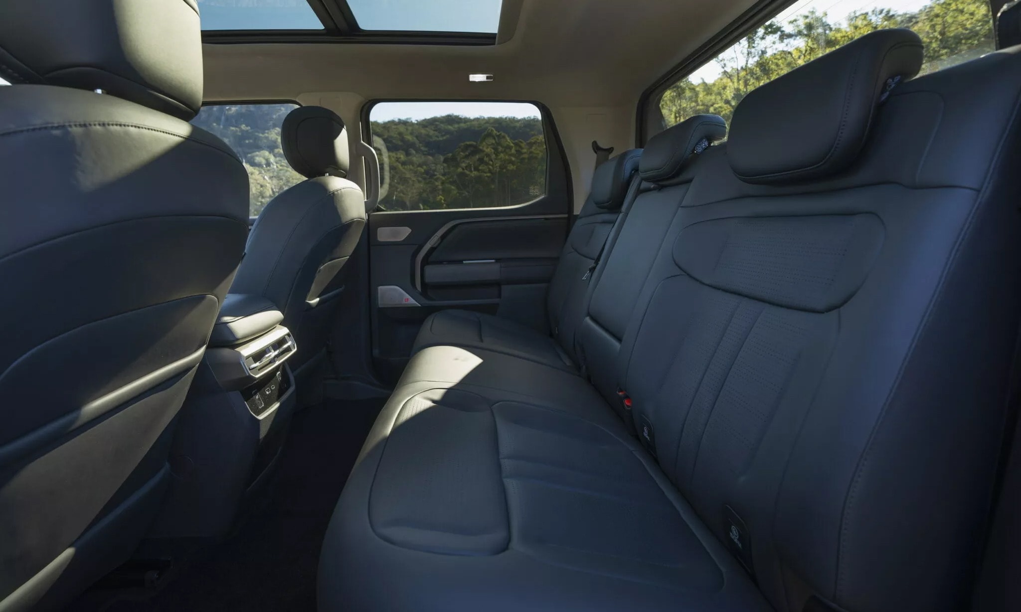 Nội thất bọc da - Ảnh: MG