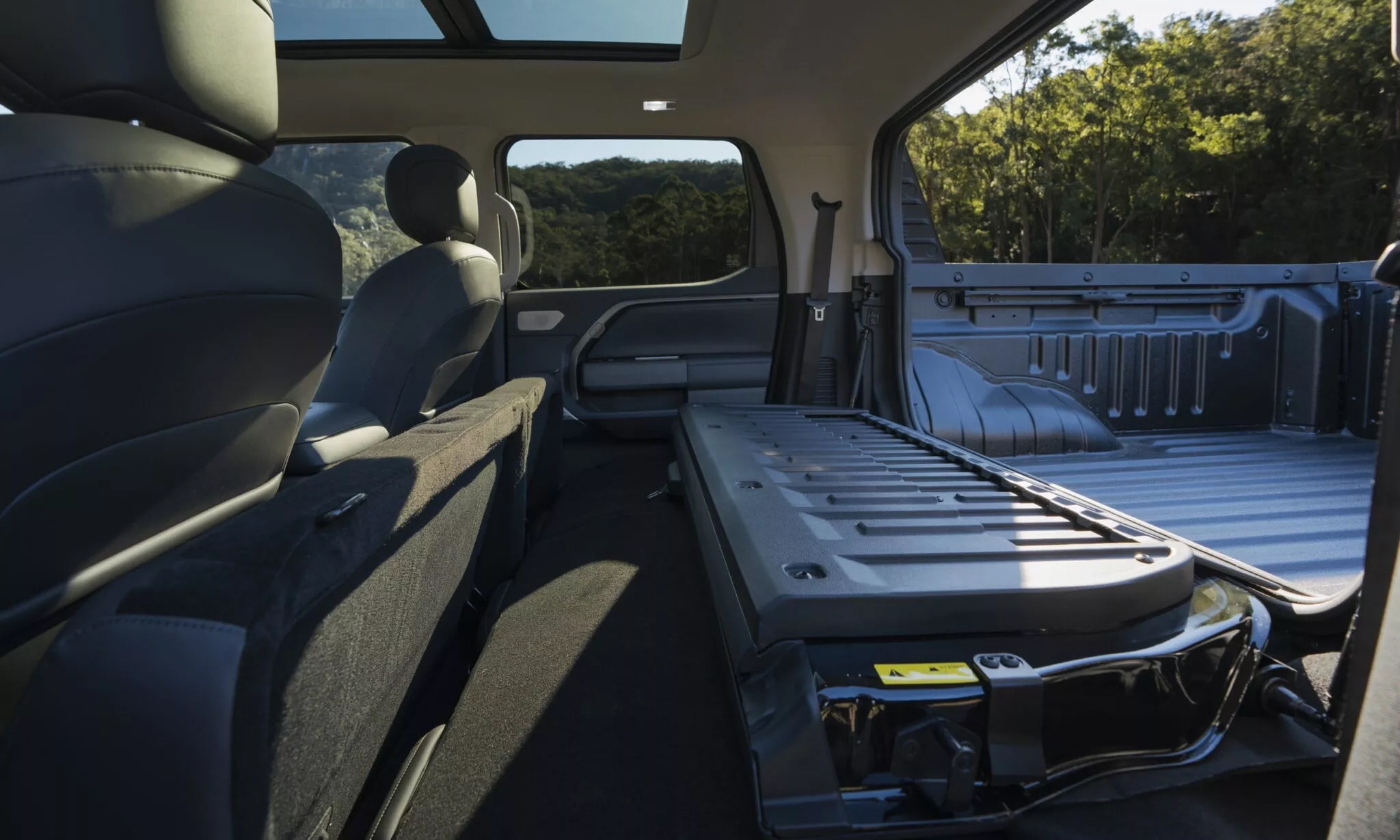 Phiên bản cao cấp có hệ thống cửa mở kết nối khoang cabin với thùng xe - Ảnh: MG