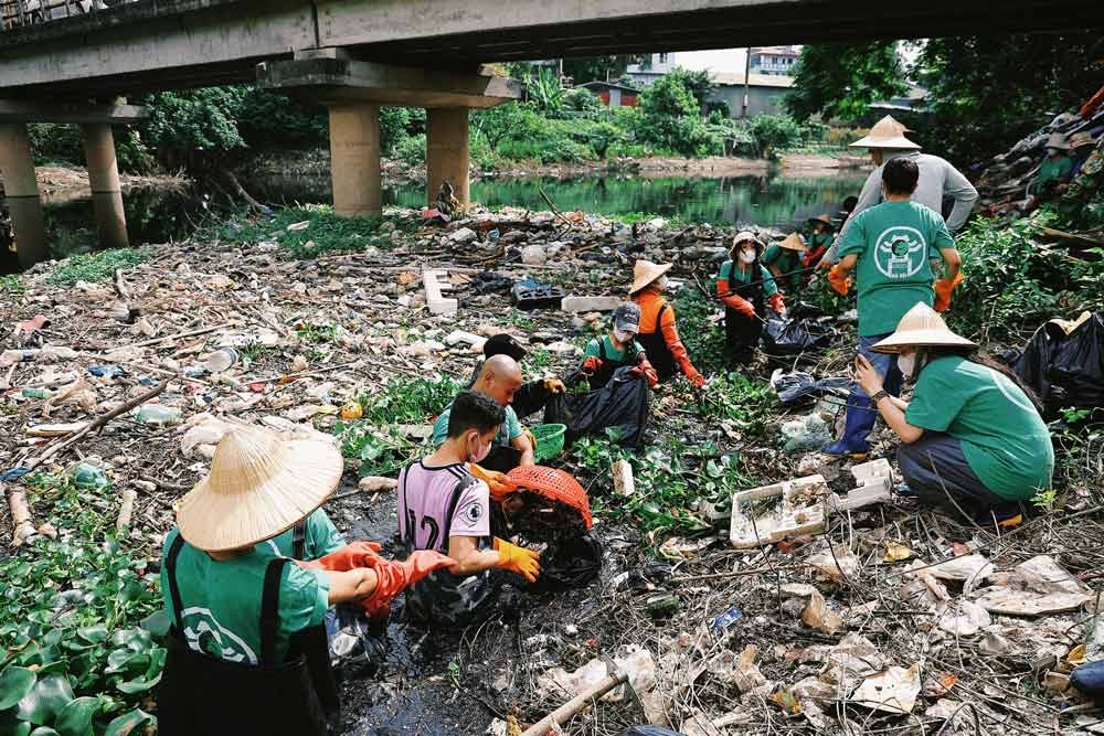 Nhom sinh vien ngam m ình hàng giờ, trục vớt hơn 5 tấn rác giải cứu sông Nhuệ (2)