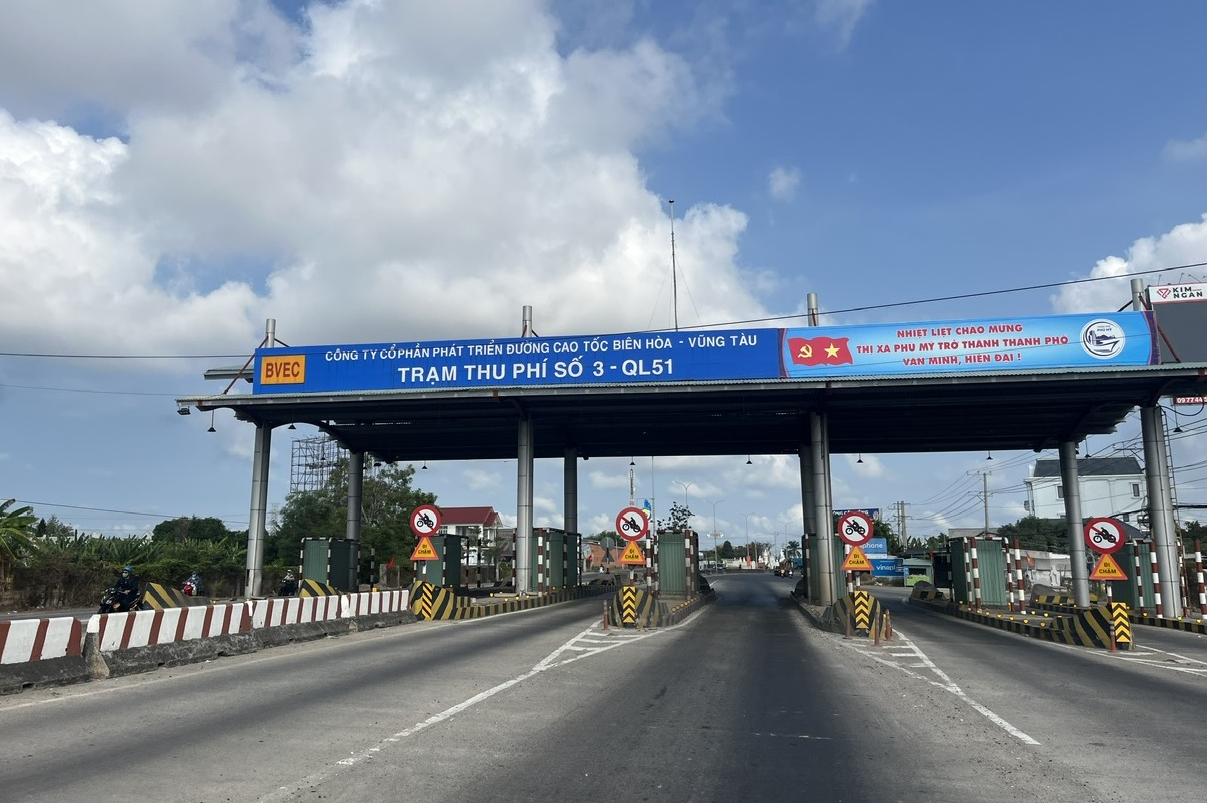 Ảnh 1.Hình ảnh trạm thu phí trên Quốc lộ 51 đã không còn được sử dụng sau nhiều năm. Ảnh.Ngọc Hải.