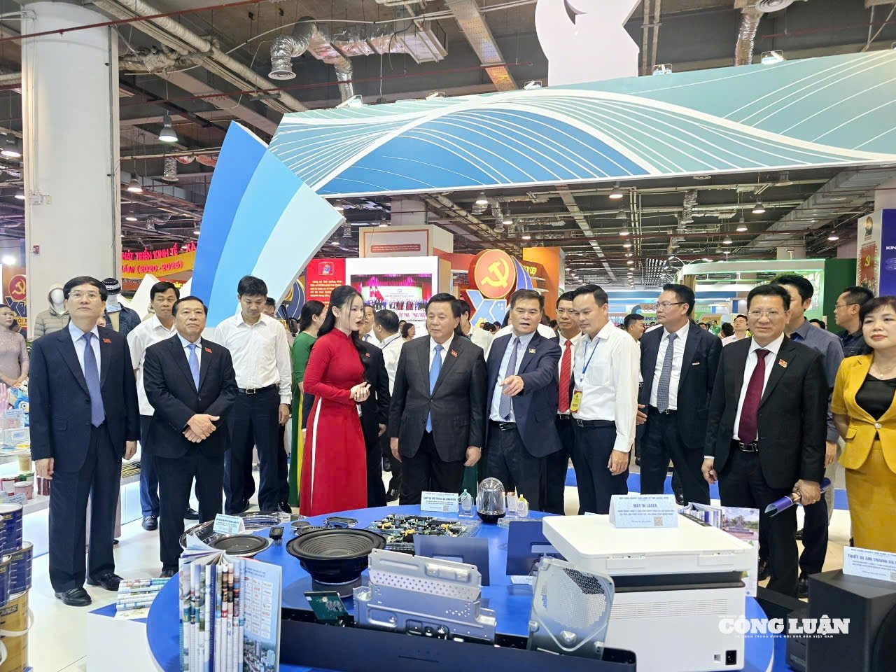 anh-10-robot-xuat-hien-tai-trien-lam-kt-xh-quang-ninh.jpg