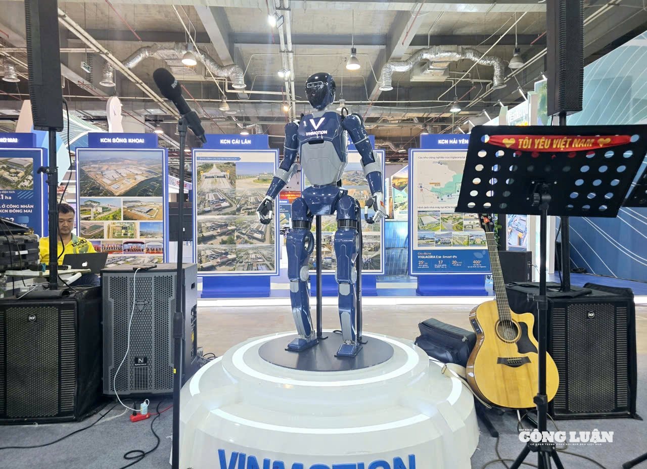 anh-12-robot-xuat-hien-tai-trien-lam-kt-xh-quang-ninh.jpg