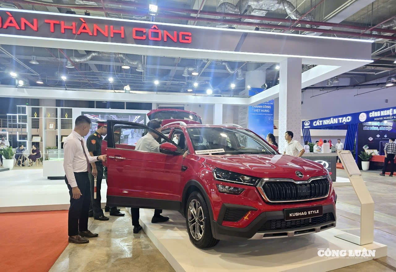 anh-13-robot-xuat-hien-tai-trien-lam-kt-xh-quang-ninh.jpg
