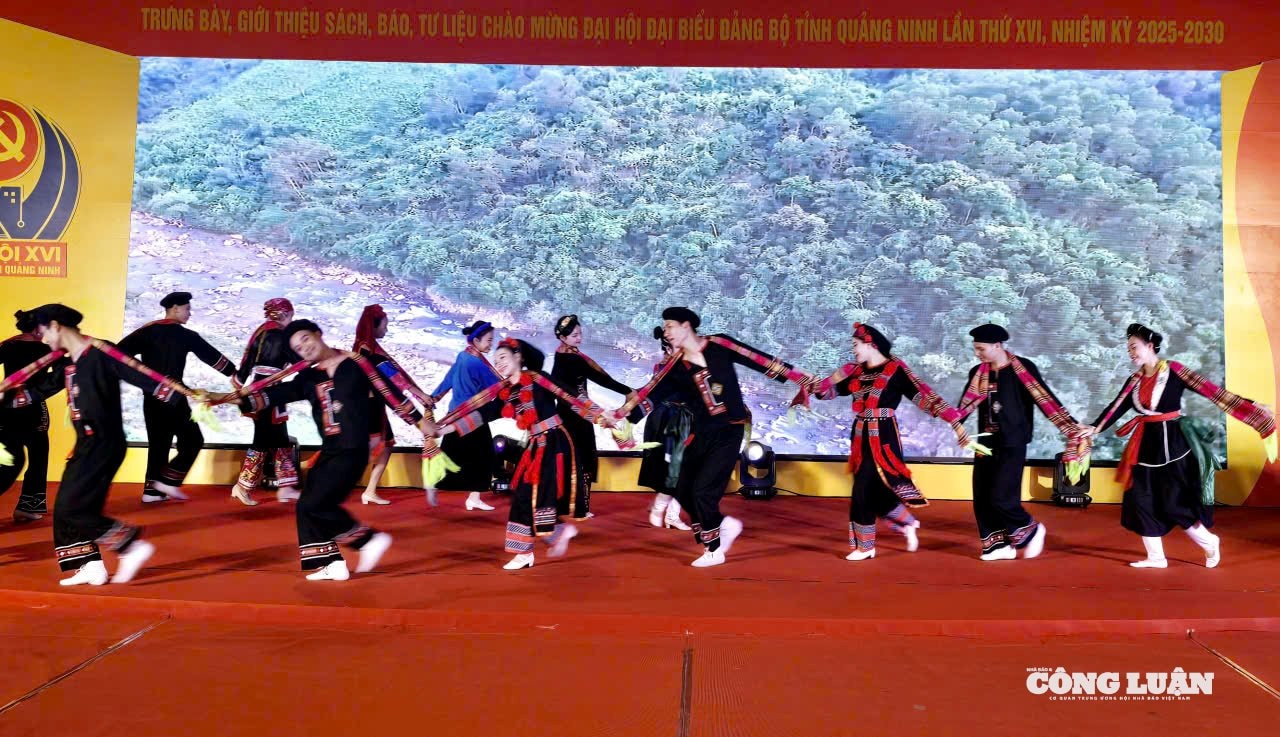 anh-2-chuong-trinh-nghe-thuat-dac-biet-chao-mung-dai-hoi-dang-bo-tinh-quang-ninh.jpg