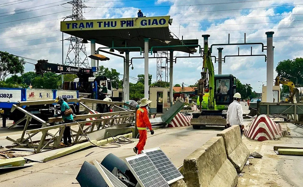 Ảnh 2.Sớm tháo dỡ những trạm BOT đã không còn được sử dụng để bảo đảm an toàn giao thông, mỹ quan đô thị.Ảnh.TL.
