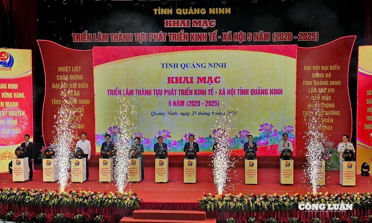 anh-5-robot-xuat-hien-tai-trien-lam-kt-xh-quang-ninh.jpg