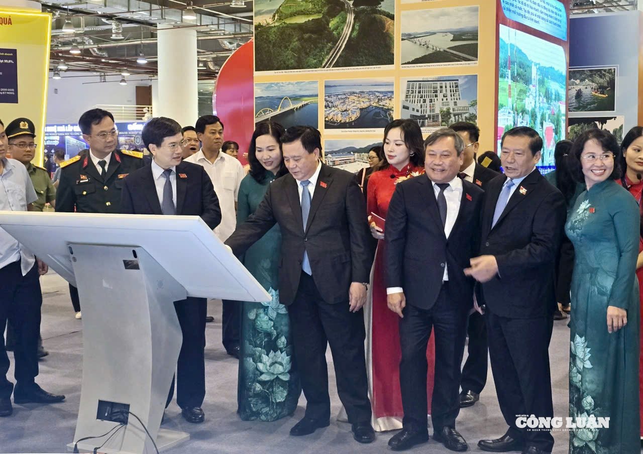 anh-6-robot-xuat-hien-tai-trien-lam-kt-xh-quang-ninh.jpg