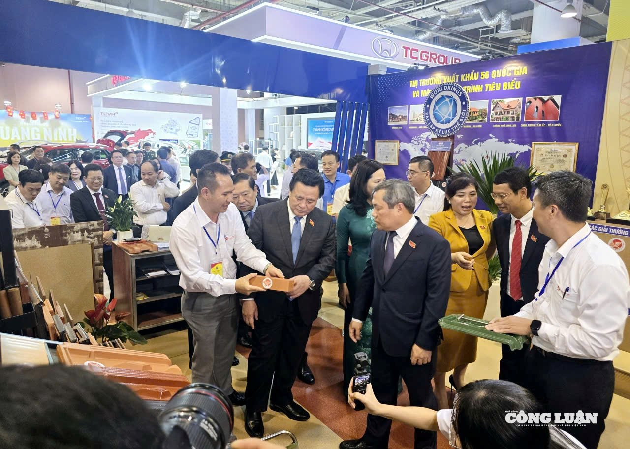 anh-7-robot-xuat-hien-tai-trien-lam-kt-xh-quang-ninh.jpg