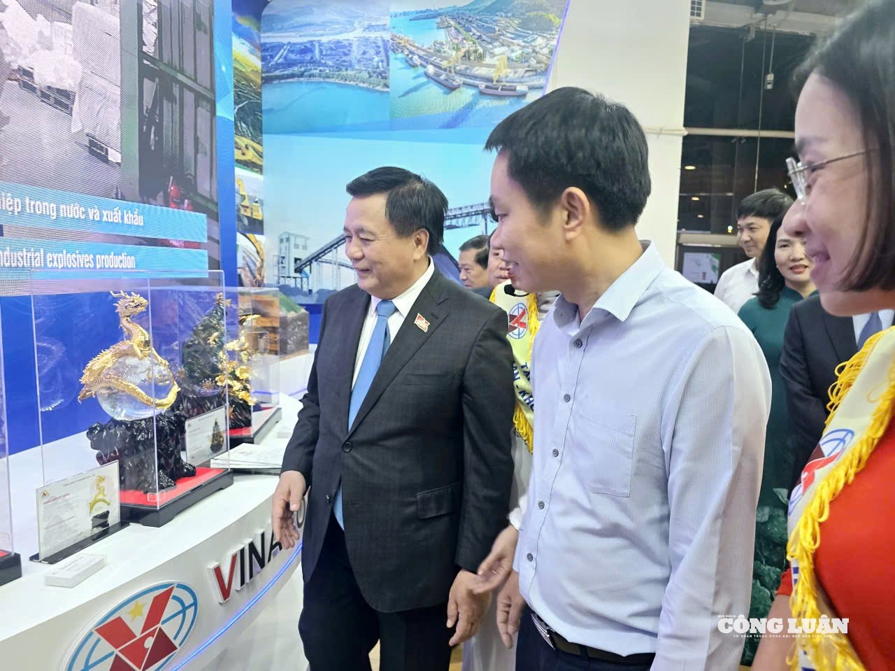 anh-8-robot-xuat-hien-tai-trien-lam-kt-xh-quang-ninh.jpg