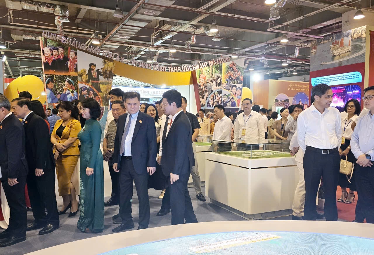 anh-9-robot-xuat-hien-tai-trien-lam-kt-xh-quang-ninh-1e1e3588b6396e9623e1fc9b99263f2e.jpg