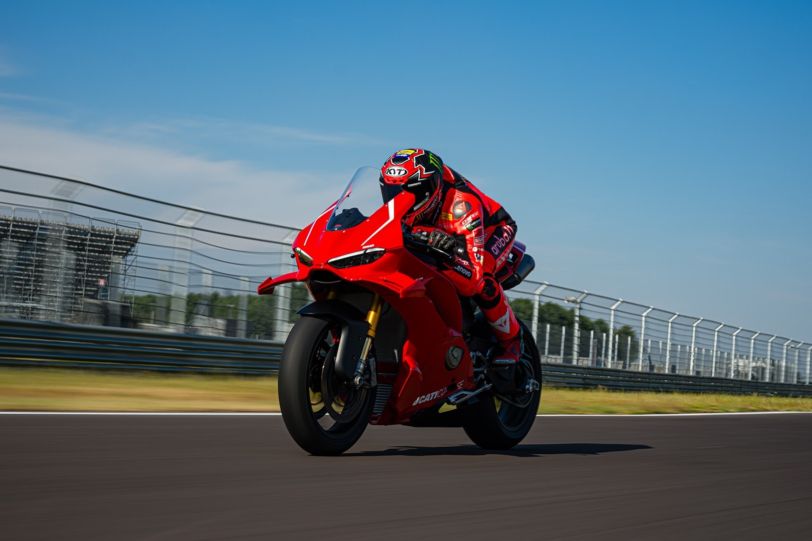 Ducati Panigale V4 R được phát triển trên mẫu xe Panigale V4 ra mắt cách đây 1 năm.