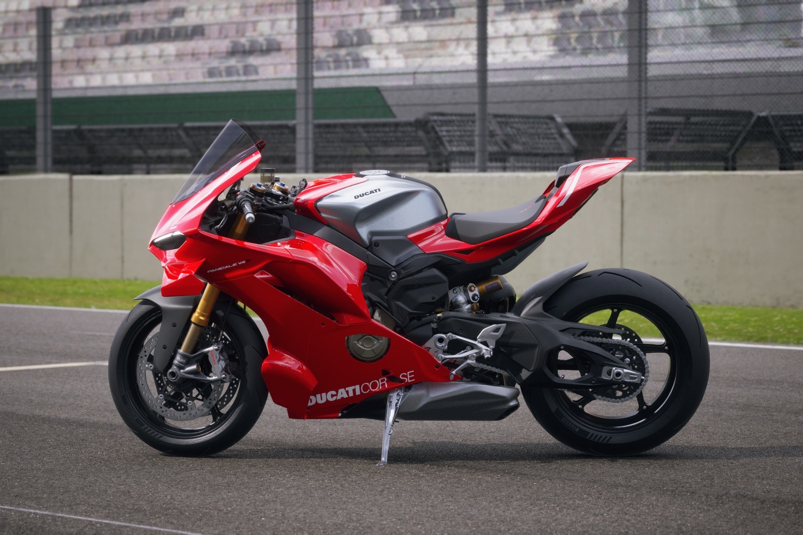 Ducati Panigale V4 R có chiều cao yên ở mức 855 mm và khối lượng 187 kg.