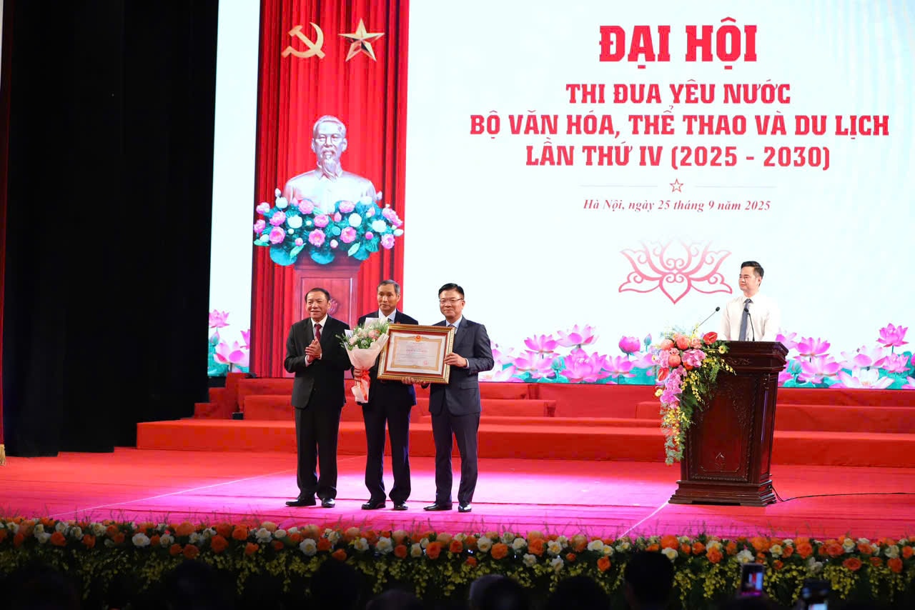 Phó Thủ tướng Lê Thành Long và Bộ trưởng Nguyễn Văn Hùng thay mặt lãnh đạo Đảng, Nhà nước trao danh hiệu Anh hùng lao động cho HLV Mai Đức Chung.