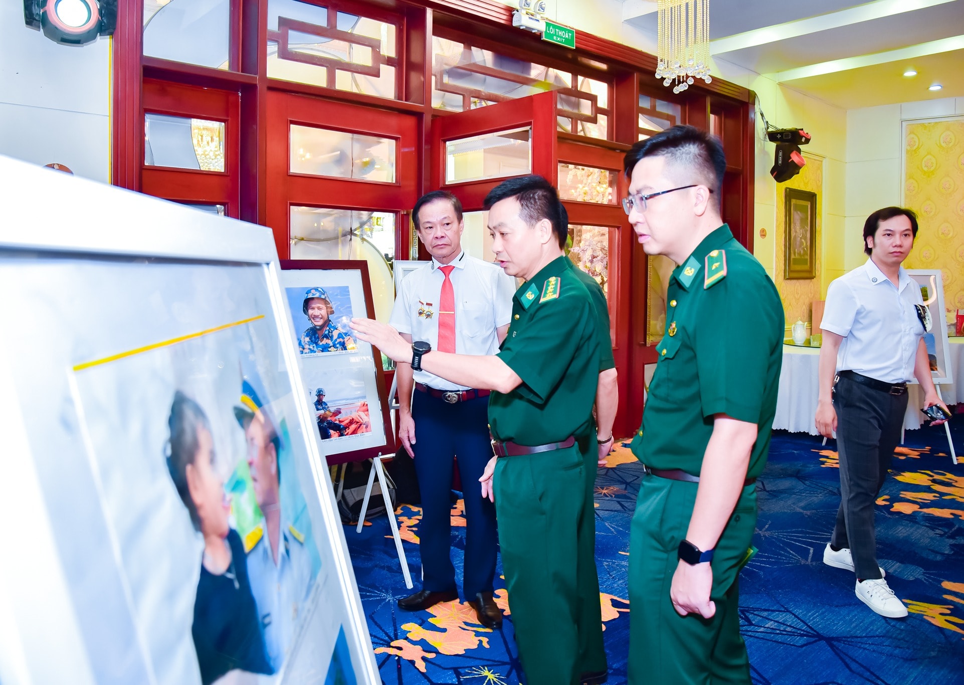 Trưng bày ảnh “Câu lạc bộ Ảnh báo chí Hải Phòng - Hội Nhà báo thành phố Hải Phòng với Trường Sa” thu hút hội viên