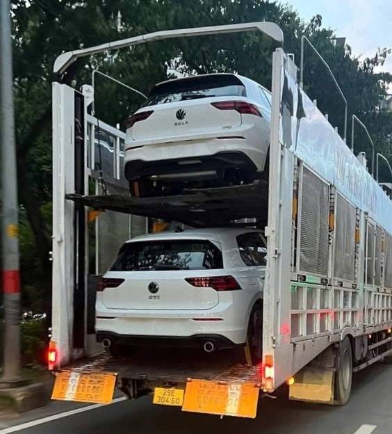 Hình ảnh 2 chiếc VW Golf trên đường vận chuyển đến đại lý - Ảnh: MXH
