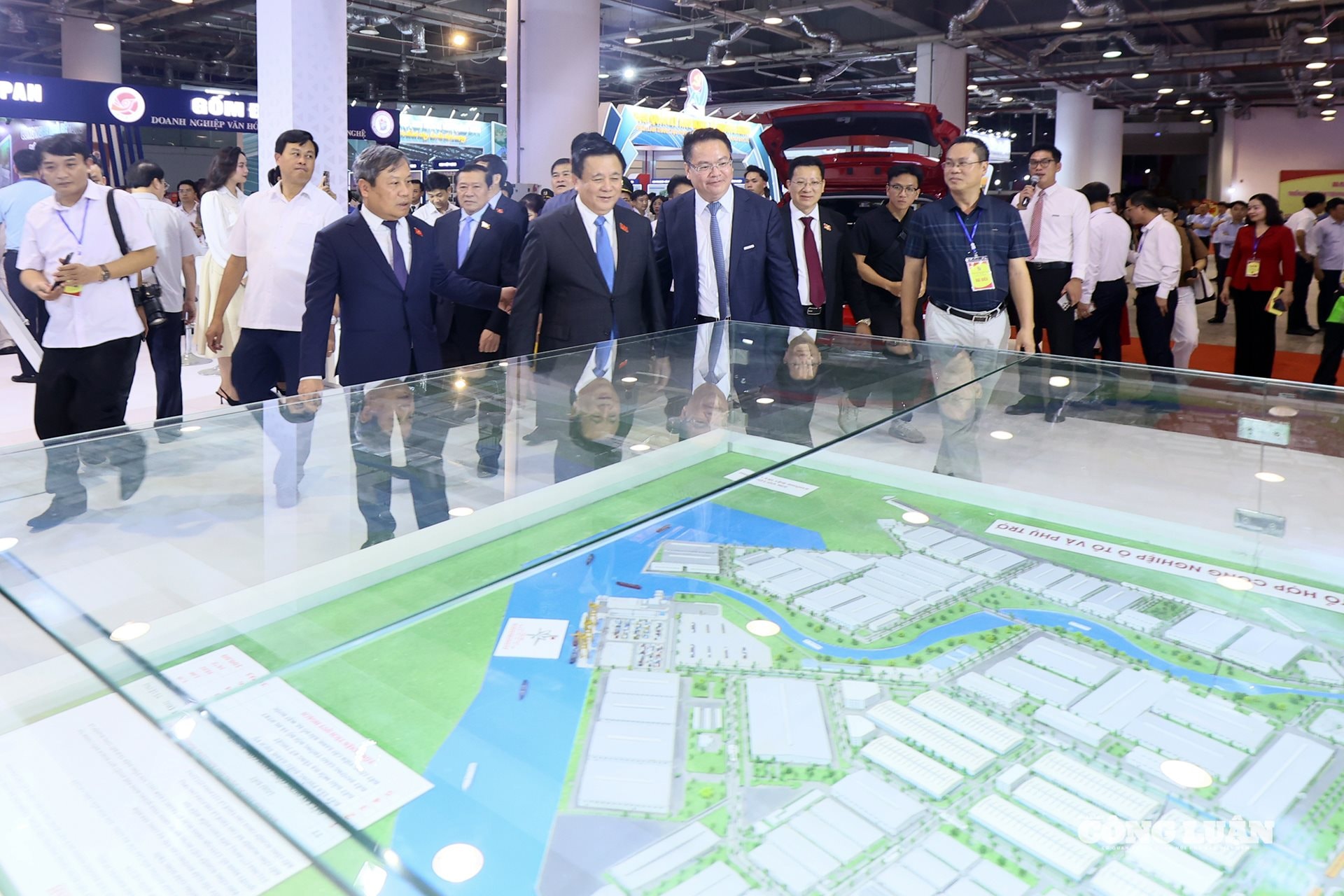Ông Lê Độ - Phó Tổng giám đốc TC Group giới thiệu về Tổ hợp công nghiệp TCVH với ông Nguyễn Xuân Thắng - Uỷ viên Bộ Chính trị và ông Vũ Đại Thắng, Ủy viên BCH Trung ương Đảng, Bí thư Tỉnh ủy Quảng Ninh và các quan khách.