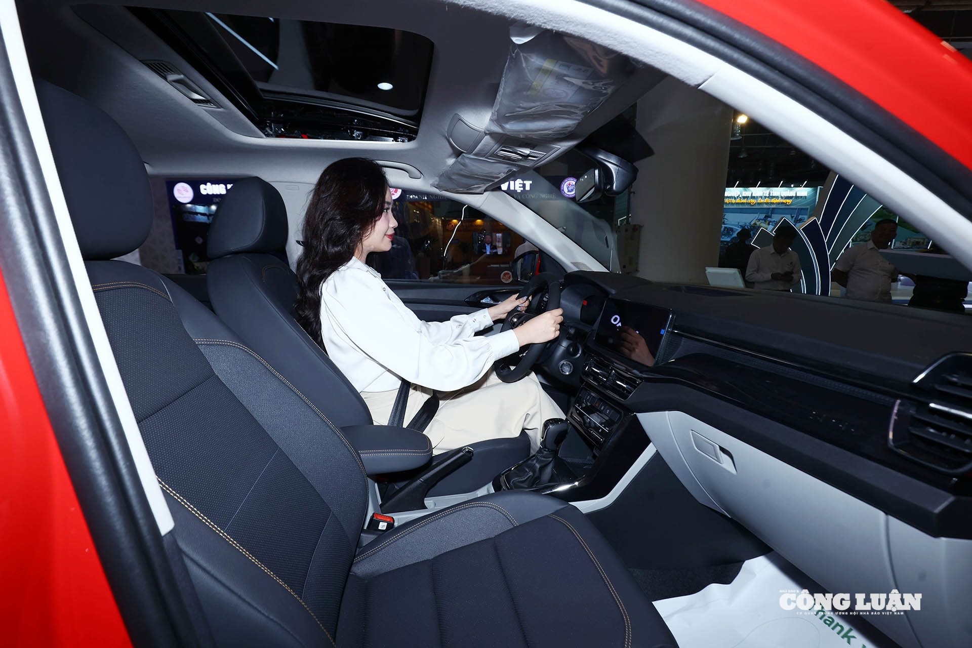 Khách thăm quan trải nghiệm khoang lái của mẫu xe Skoda Kushaq.