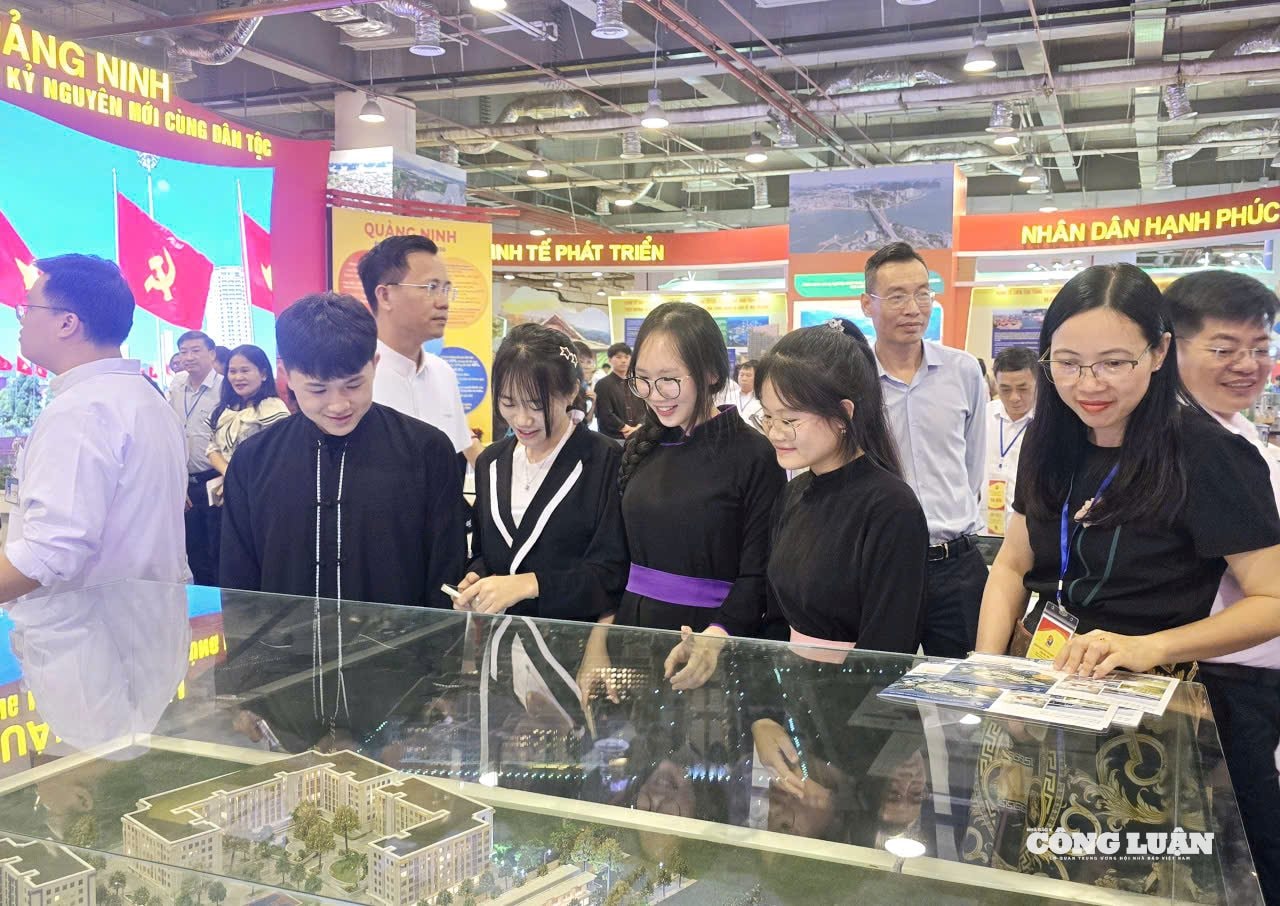 anh-15-robot-xuat-hien-tai-trien-lam-kt-xh-quang-ninh.jpg