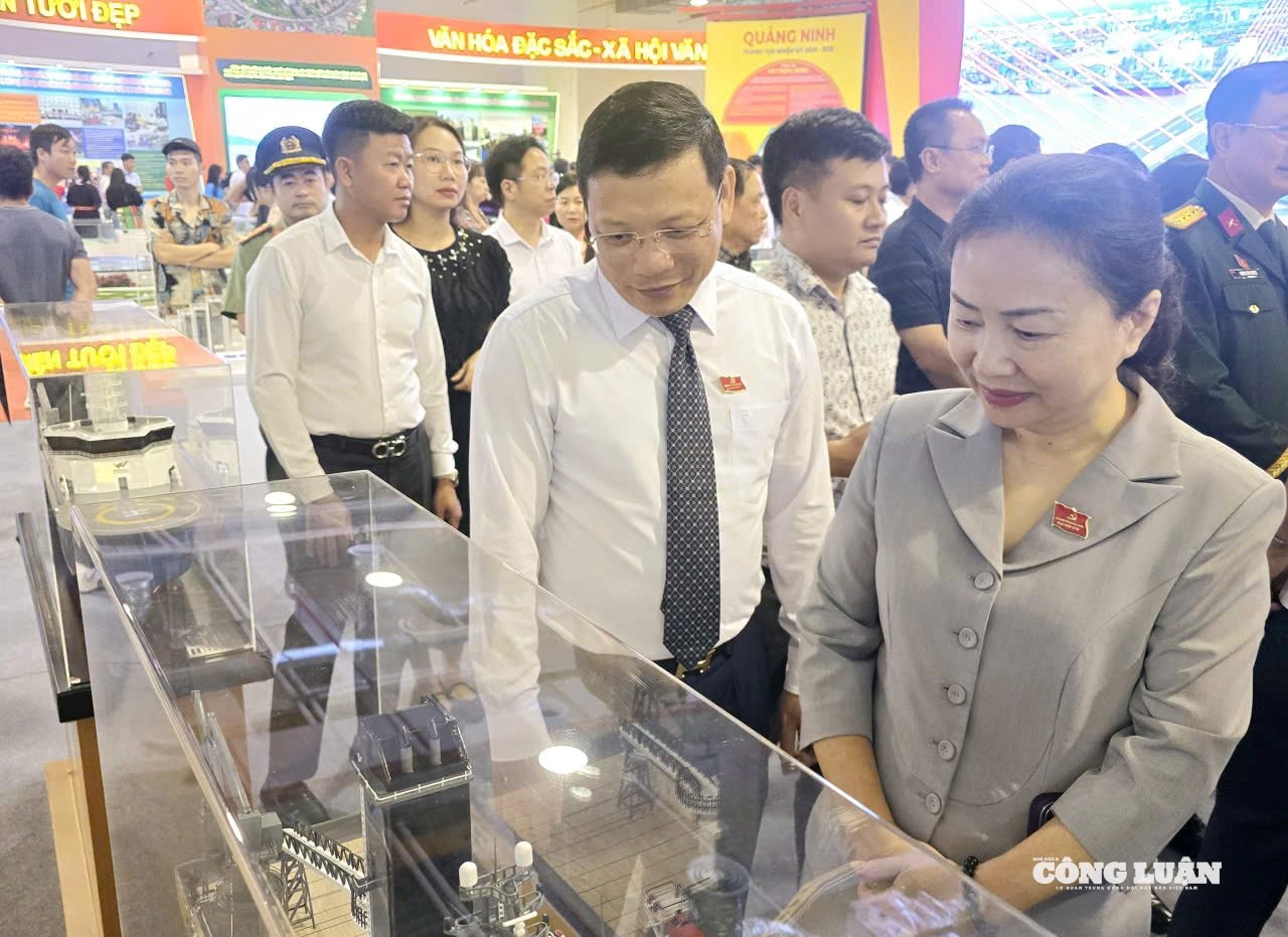 anh-16-robot-xuat-hien-tai-trien-lam-kt-xh-quang-ninh.jpg