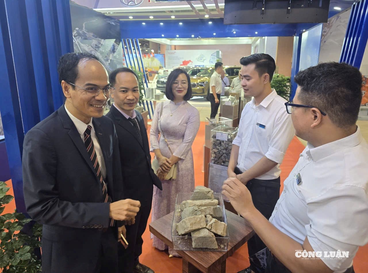 anh-17-robot-xuat-hien-tai-trien-lam-kt-xh-quang-ninh.jpg