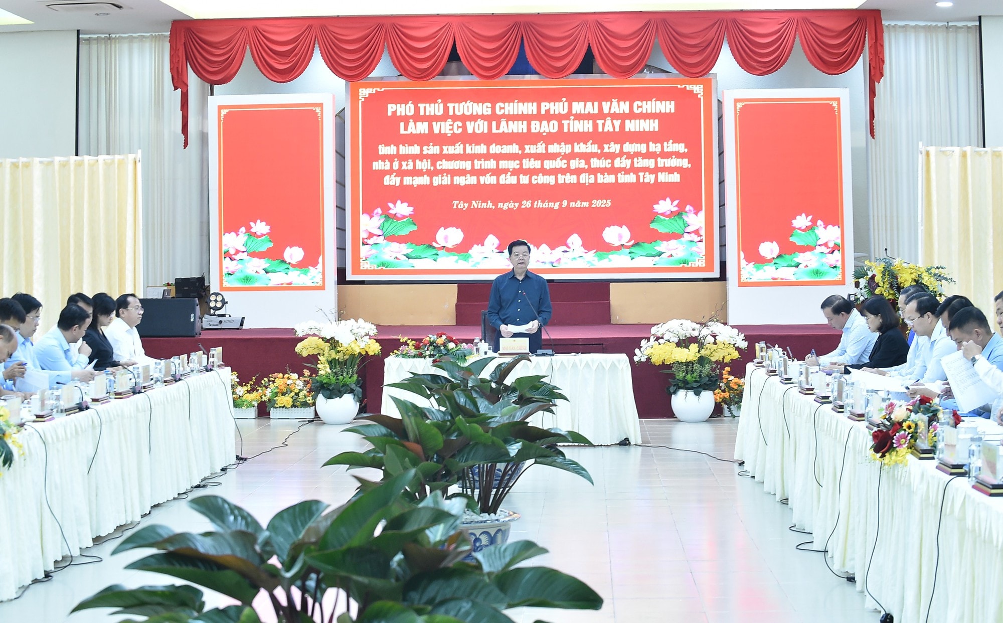 Phó Thủ tướng Mai Văn Chính: Tây Ninh cần tháo gỡ hết khó khăn, phấn đấu đạt kết quả cao nhất về kinh tế-xã hội- Ảnh 1.