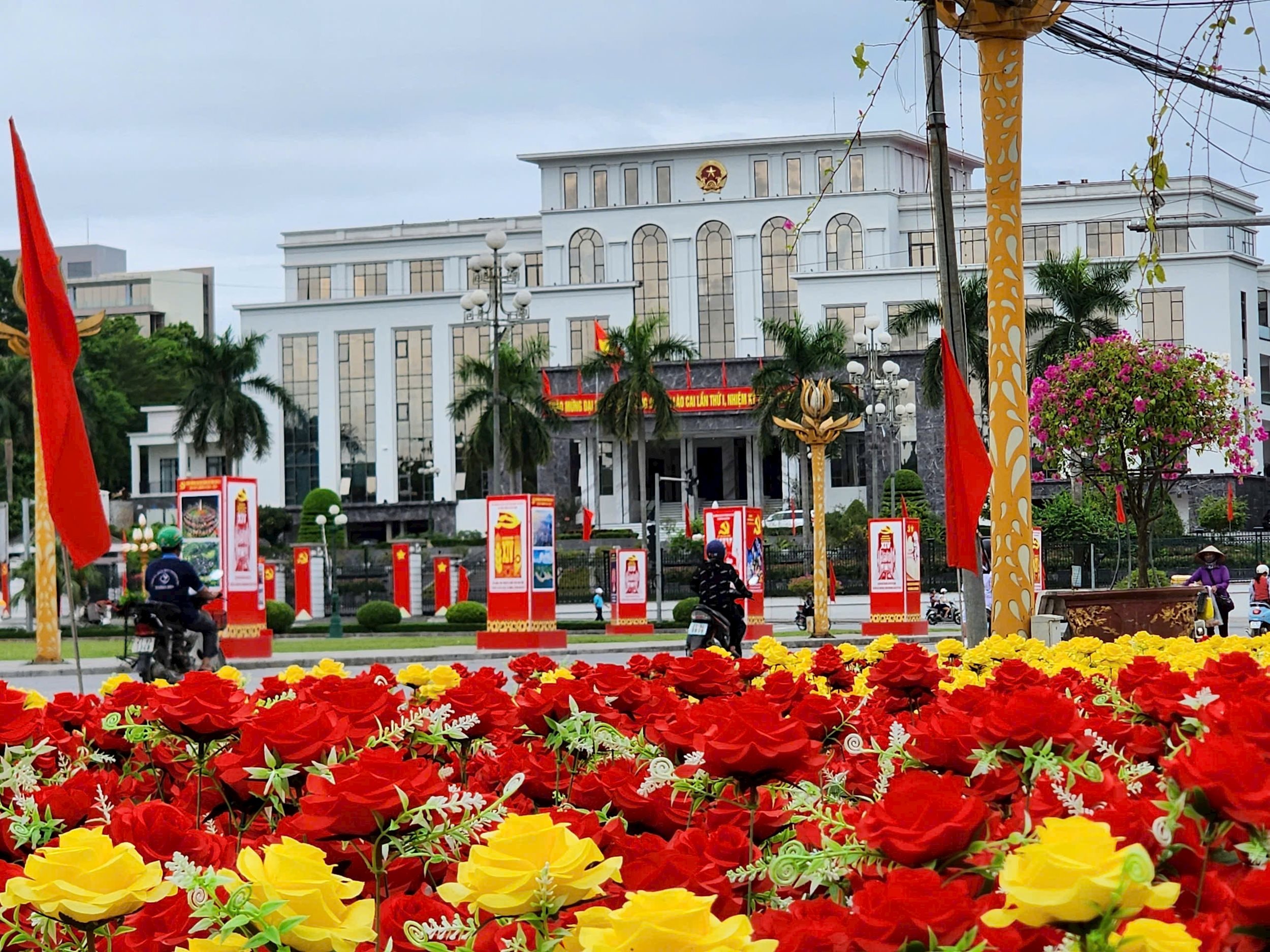 Đường phố được trang hoàng rực sắc cờ hoa để chào mừng Đại Hội (ảnh: Đức Toàn)