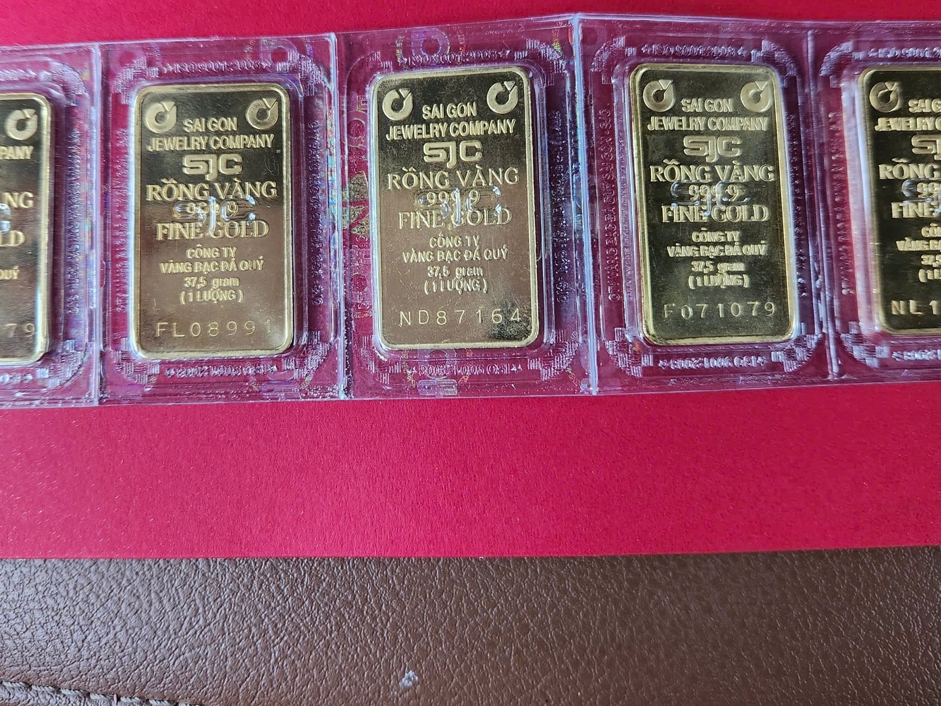 Hôm nay (27/9), giá vàng trong nước tăng 500.000 đồng/lượng, lên mốc 135 triệu đồng/lượng do ảnh hưởng từ thị trường vàng thế giới.