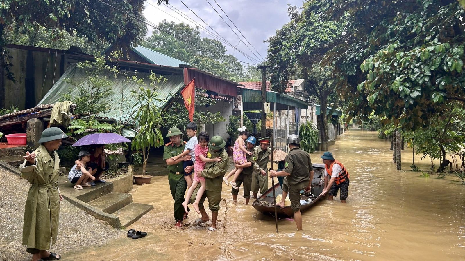 Công an xã tổ chức di dời tài sản và 10 hộ dân tại thôn Quyết Thắng 1 đến nơi an toàn