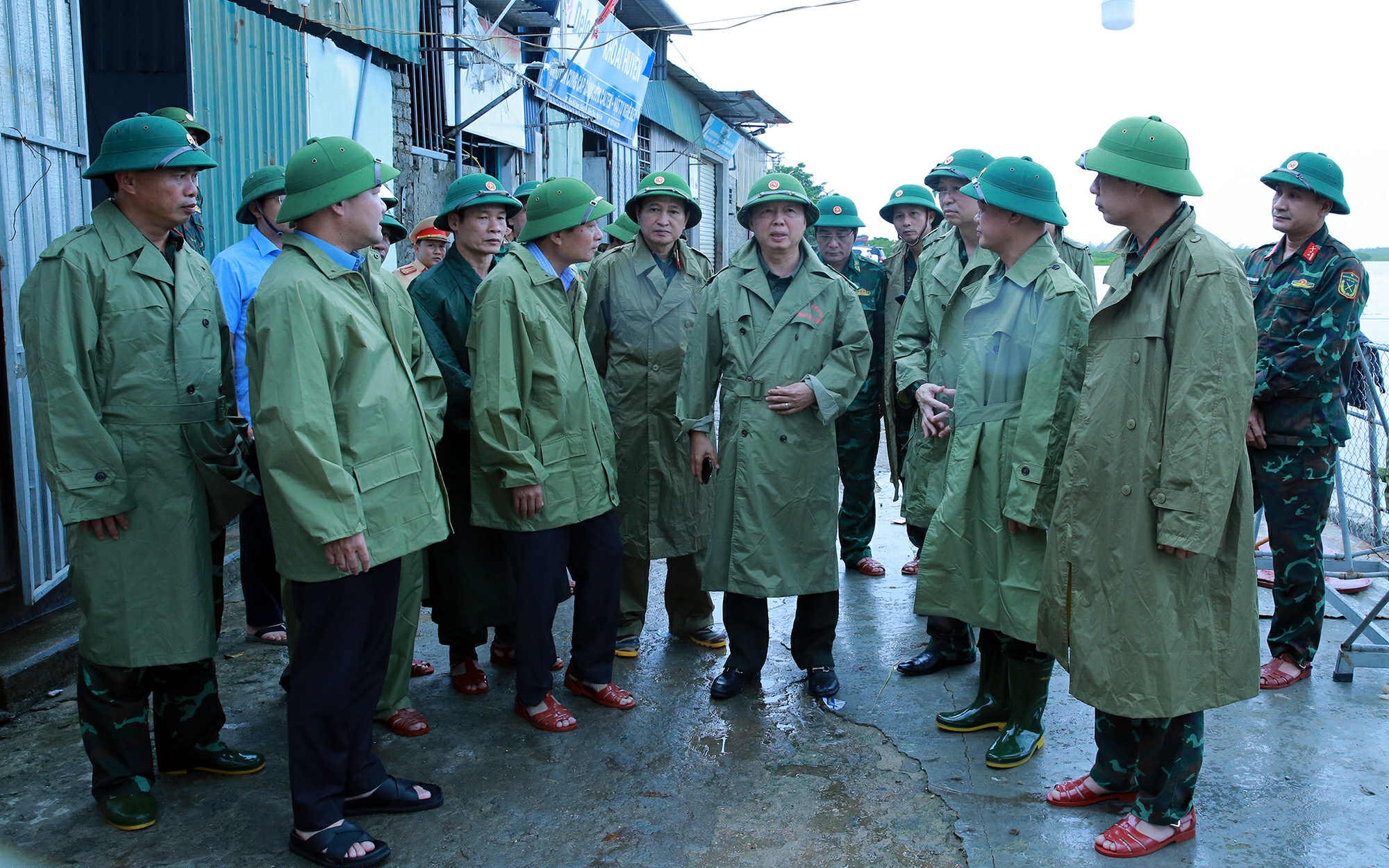 Phó Thủ tướng Trần Hồng Hà kiểm tra công tác ứng phó bão số 10 tại Nghệ An- Ảnh 2.