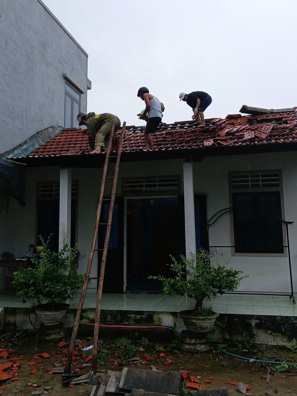 Nhà dân bị tốc mái.