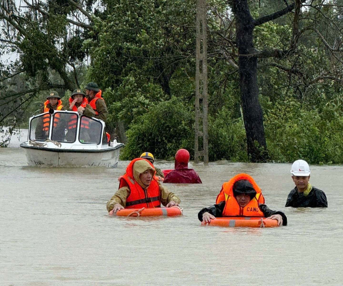 Lực lượng chức năng sử dụng Cano, bơi vào vùng ngập lụt cứu hộ người dân