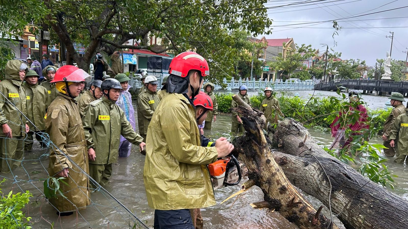 Công tác khắc phục thiệt hại đang gấp rút được triển khai.