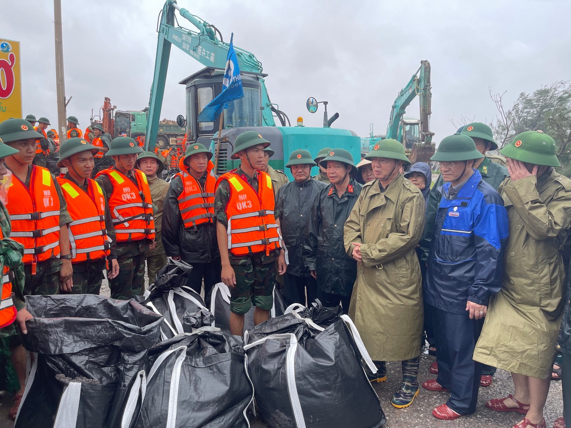 Khẩn trương khắc phục xong sự cố sạt lở đê biển Thịnh Long- Ảnh 8.