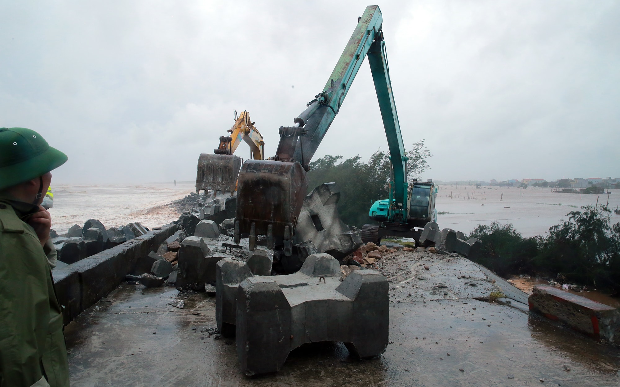 Khẩn trương khắc phục xong sự cố sạt lở đê biển Thịnh Long- Ảnh 3.
